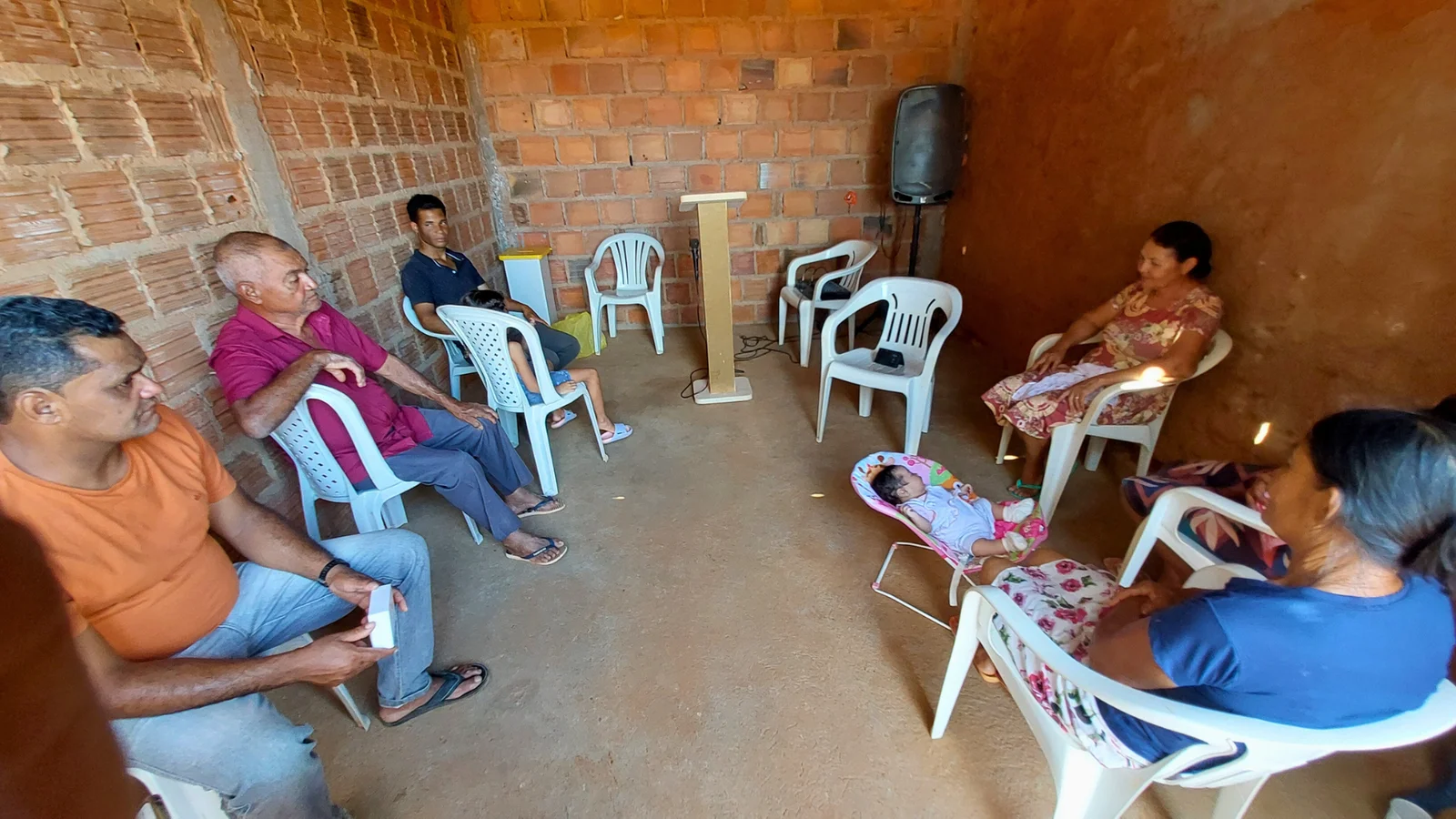 Grupo reunido para momento de escuta